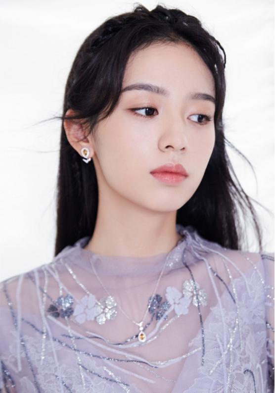 周也最新出席时尚活动,周也接了多少个通告拍时尚片