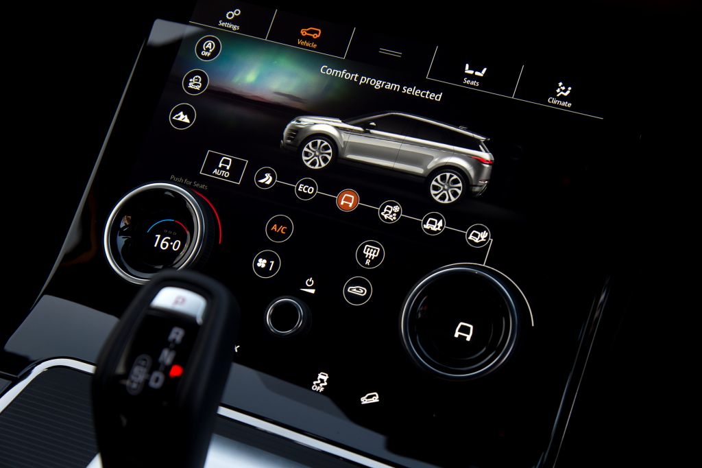 曾经加到80万疯抢,如今30万无人问津,路虎极光真的值得买吗?