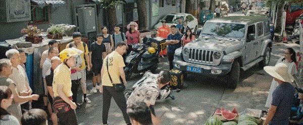 雷佳音致敬外卖员,在一起雷佳音和外卖小哥片段