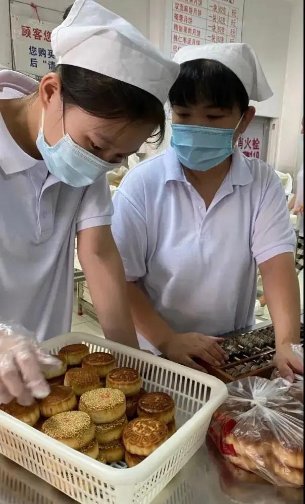 天津人排队买的月饼 (天津人买月饼)