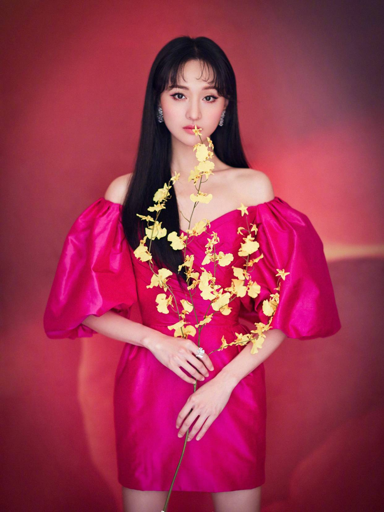 都说玫红色难驾驭，郑爽和乔欣却很任性，双双挑战露肩裙，惊艳了