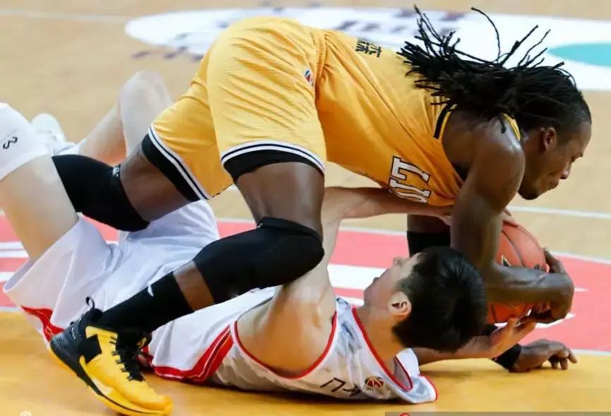 福特森签约代言361°,广厦黄配色战靴很好看,还有专属漫画头像