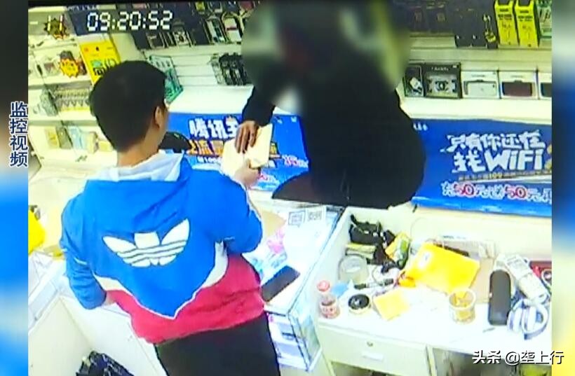 男子解不开平板电脑密码锁，到数码店换了一个苹果手机走？