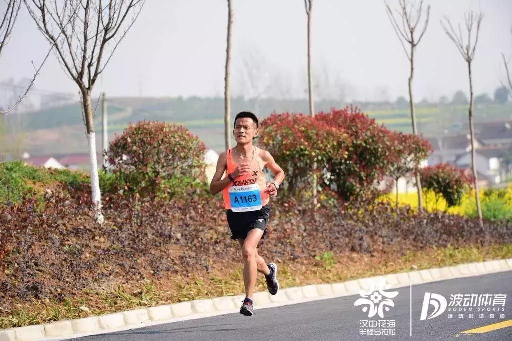 0.01秒绝杀黑人，3周夺4冠拿4万奖金，这个大学生太厉害