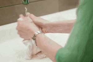 裤上黄黄的还有异味是怎么回事,裤内有淡黄分泌物无异味