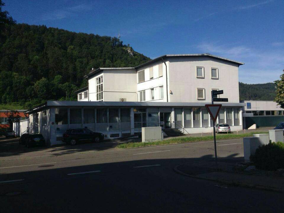 老人残疾人爬楼自动轮椅,老年残疾人上下楼梯神器