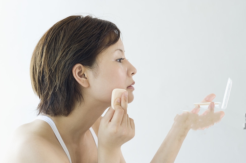 三个化妆手法打造清透自然妆,按美颜思路化妆