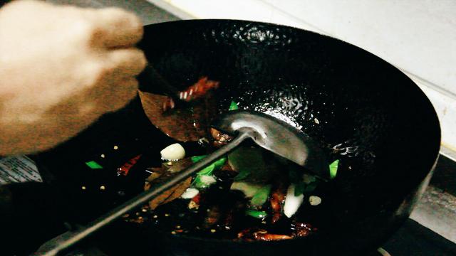 别再吃大盘鸡了！很多吃过的人为啥做不到？试着炒一次，忘掉很难