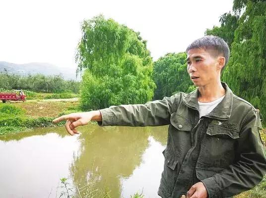 独腿踢球的神奇小子,励志独腿小伙踢足球用坏46副拐杖