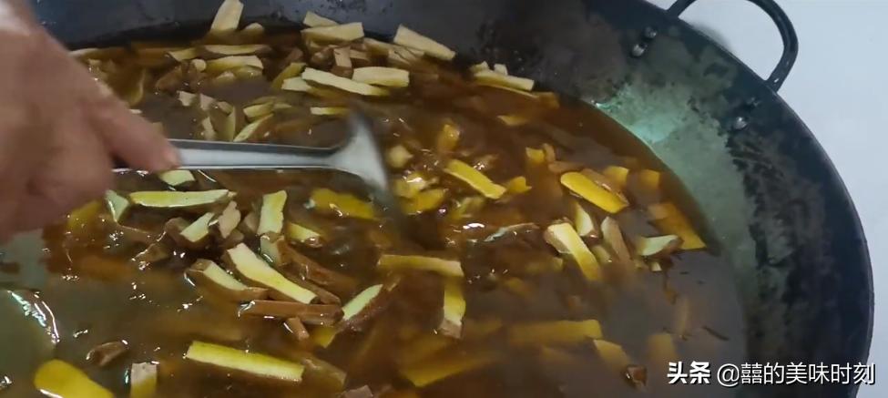 大爷在路边摆摊卖自制小吃,60岁大爷深夜摆摊卖小吃