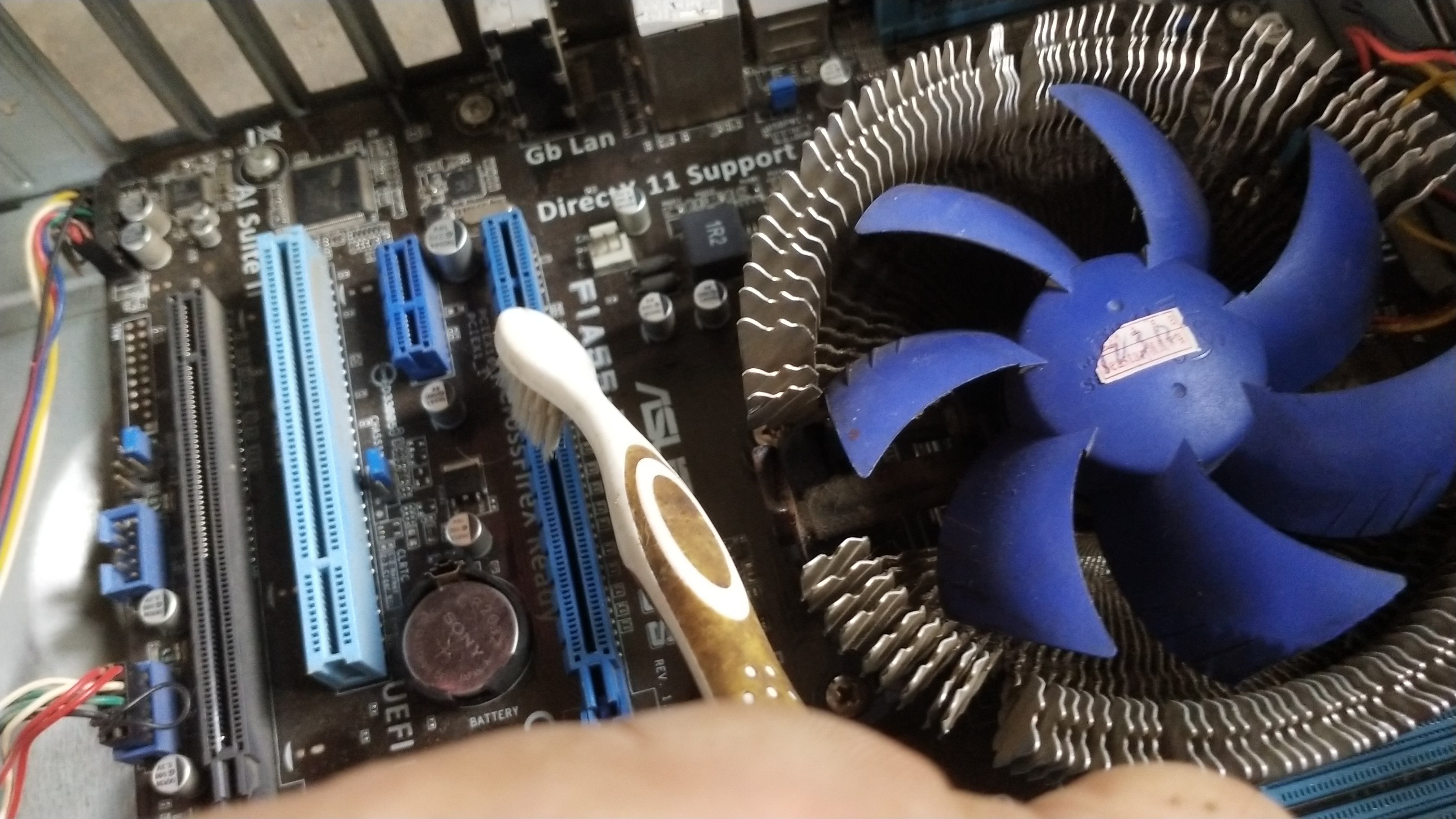 脑瘫小伙用脚详写电脑开机黑屏的原因以及解决方案