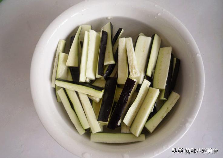 蒸茄子商用做法怎么不变色,蒸茄子最简单的方法视频
