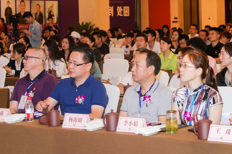 2019首届（中国）羽绒服原创设计论坛暨平湖·中国服装城原创羽绒服采购节盛大启幕