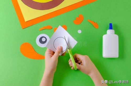 两岁孩子拧开了牙膏盖玩起了牙膏，宝妈这样做，绝了