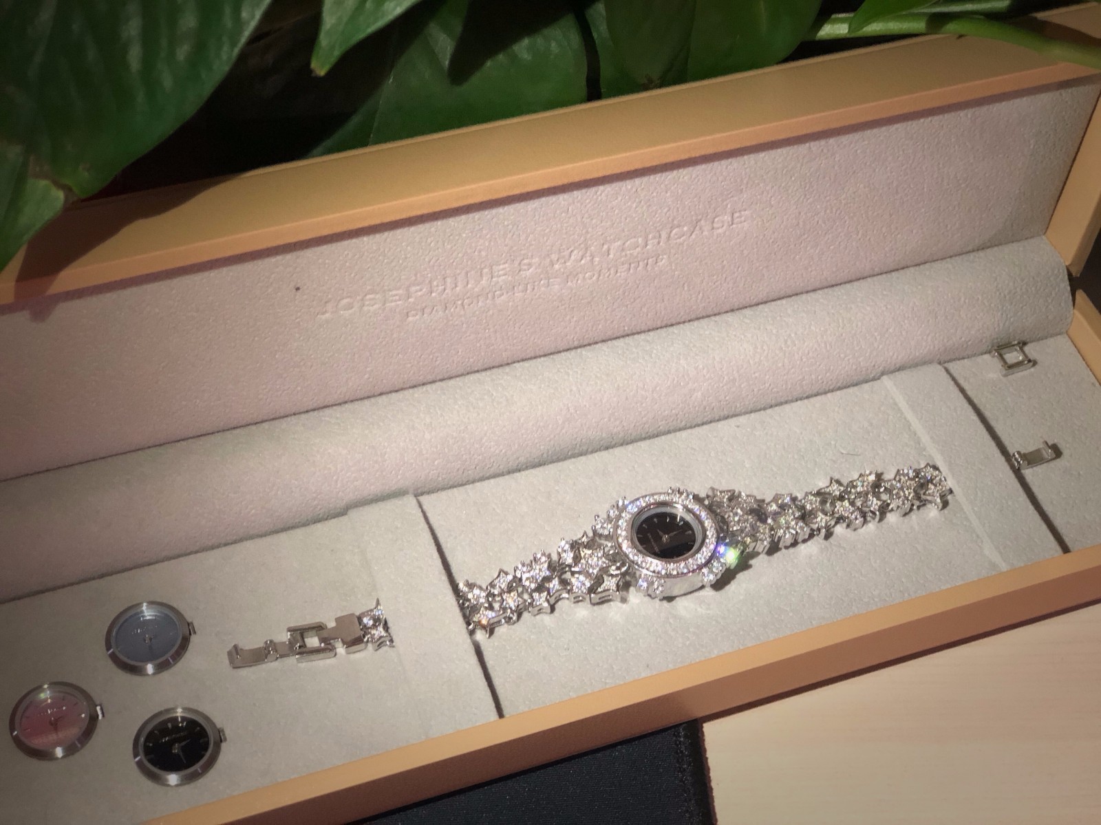 社交场合手镯的佩戴,社交场合怎么戴珠宝