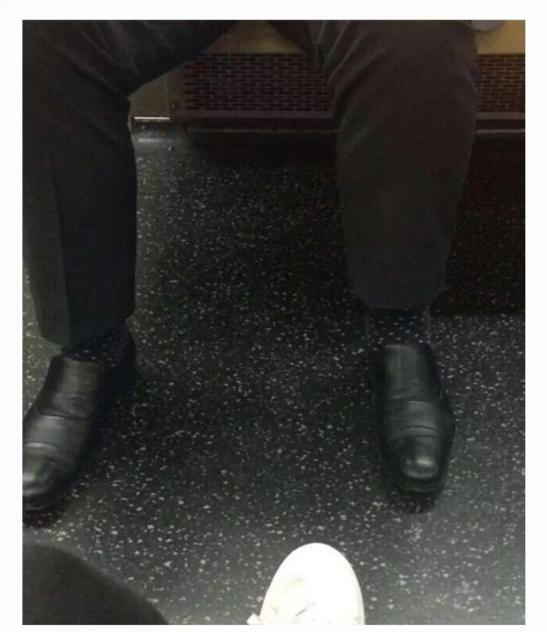 你打扫卫生时看到女客人正在洗澡，她也看到了你，这时你会干什么