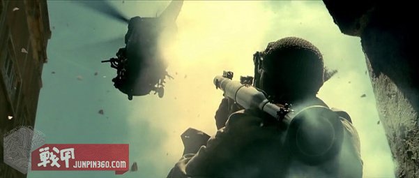 美国黑鹰战机坠落视频,十部顶级战争大片黑鹰坠落