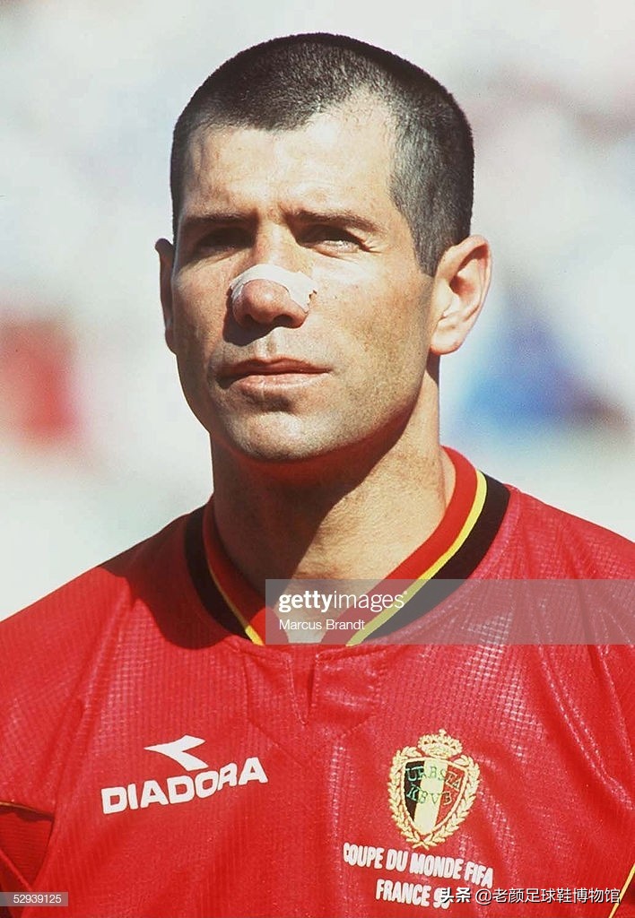 第一个穿白球鞋的球星,马拉多纳南非世界杯场边秀脚法