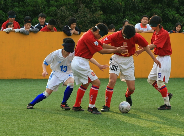 在黑暗中奔跑是什么歌,在黑暗中奔跑是哪首歌的歌词