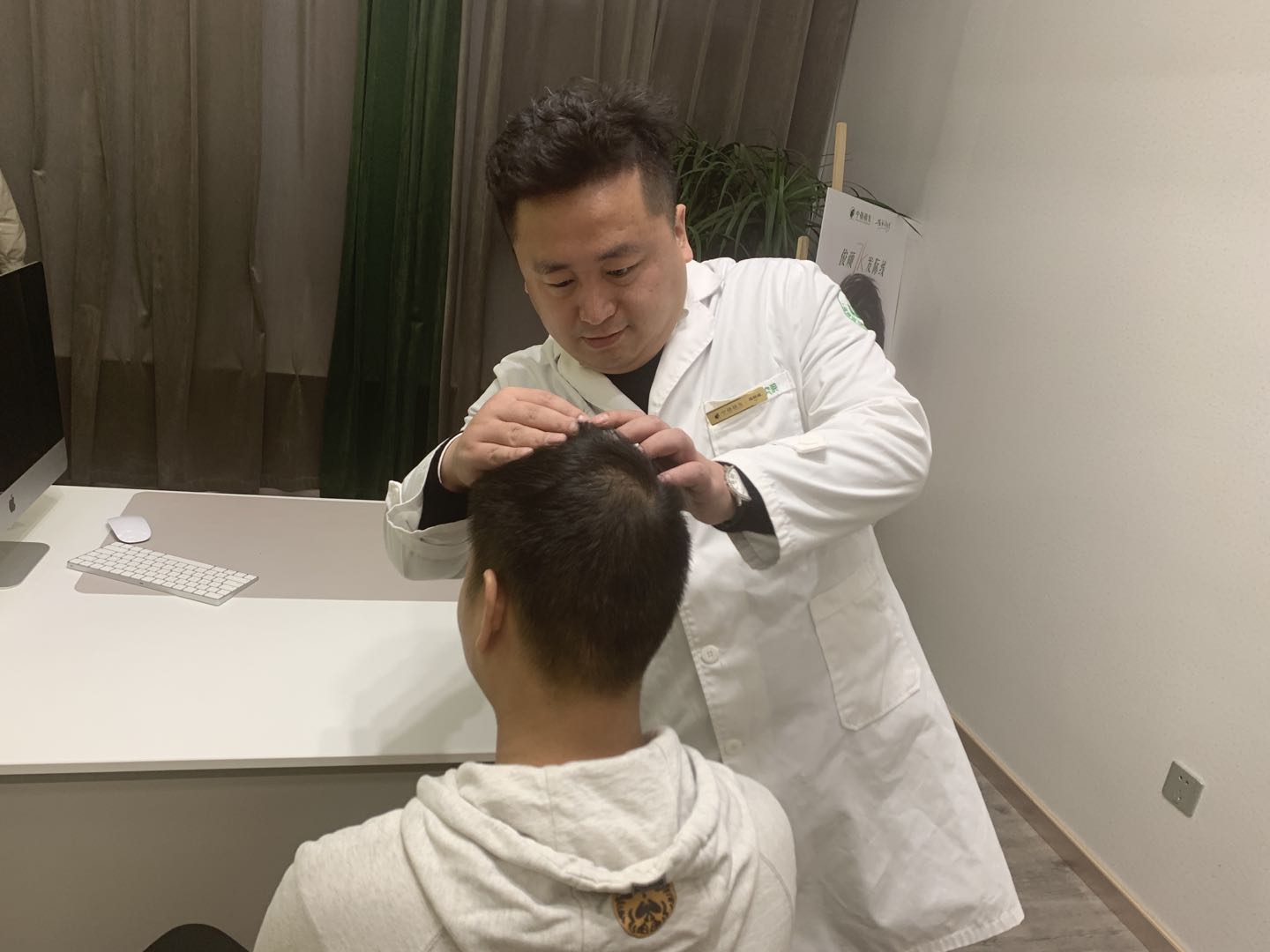 植发后脱落头发根部黑,几年前植发现在原来的头发掉了