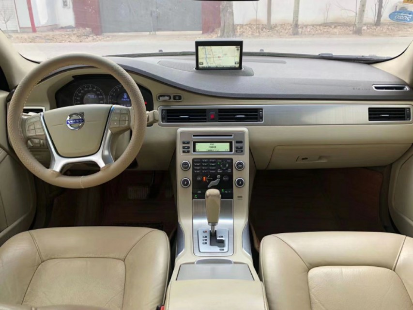 企业倒闭了，老板为了发工资把家里的沃尔沃S80卖了，等着车商来