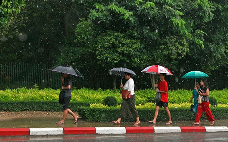仰光雷雨，积水没过大腿，不少车子在水中“游”
