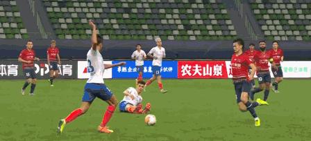 鲁能张弛励志片段,张弛呼喊鲁能的队员