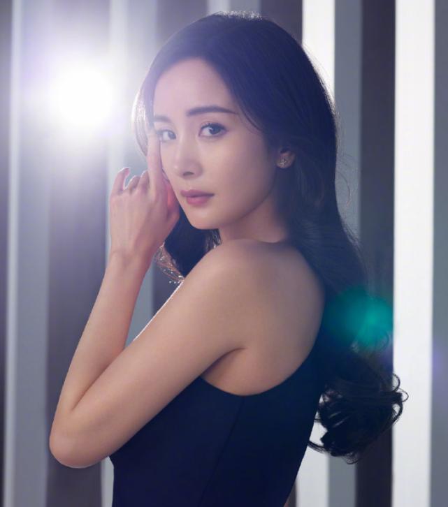 杨幂无修图真面容曝光,杨幂侧面照和之前对比