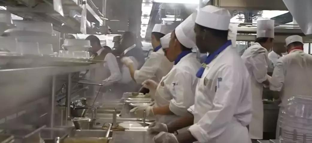 世界最大的豪华邮轮伙食,世界上最大游轮美食