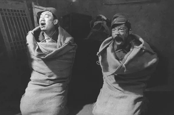 日军惨无人道的“摔刑”：有的摔得血肉模糊，有的当场摔死