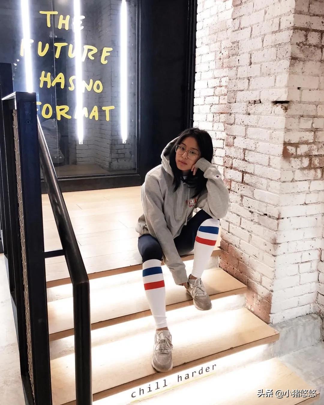 连帽卫衣白色帆布鞋高级穿搭,绿色卫衣配帆布鞋还是老爹鞋