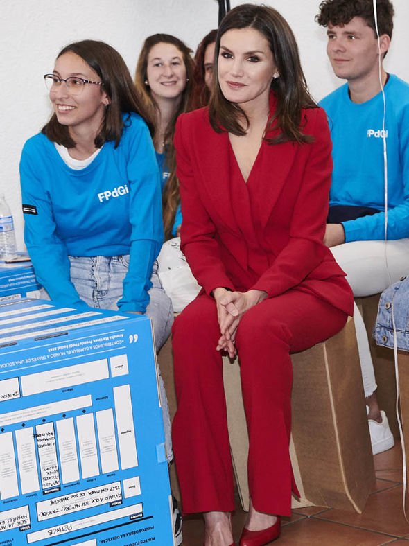 西班牙王后的红色礼服,西班牙王后惊艳中国风