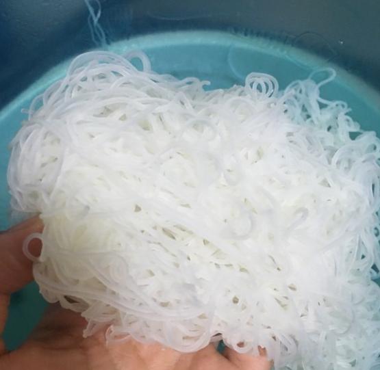 为啥夜宵摊的炒粉那么好吃？4个小窍门，米粉松散不结坨，真筋道