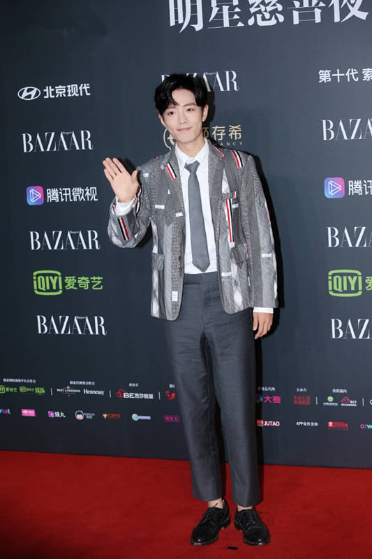 肖战最新条纹西装造型,肖战2019芭莎慈善夜晚会后台回眸
