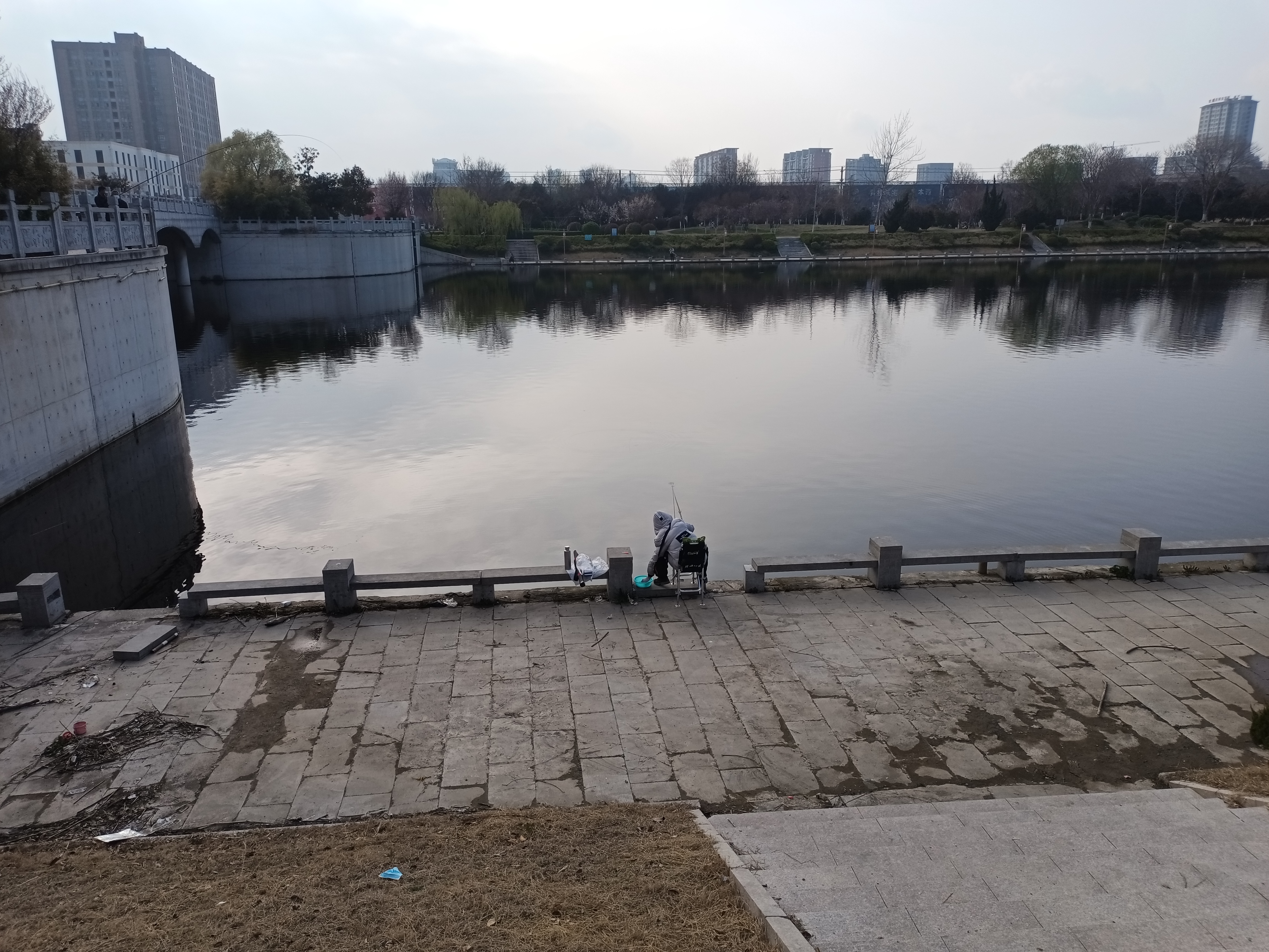 春暖花开正当时，丰县河滨公园成了很多丰县人的休闲胜地