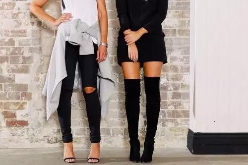 烟灰色牛仔裤怎么搭过膝靴,小香风皮毛外套搭配牛仔裤过膝靴