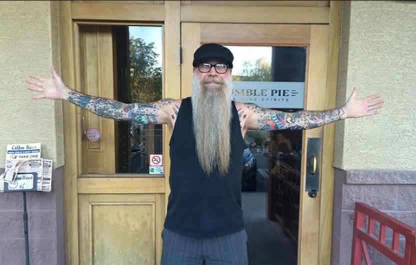 纹身的人老了会成什么,老了以后纹身会变成什么样