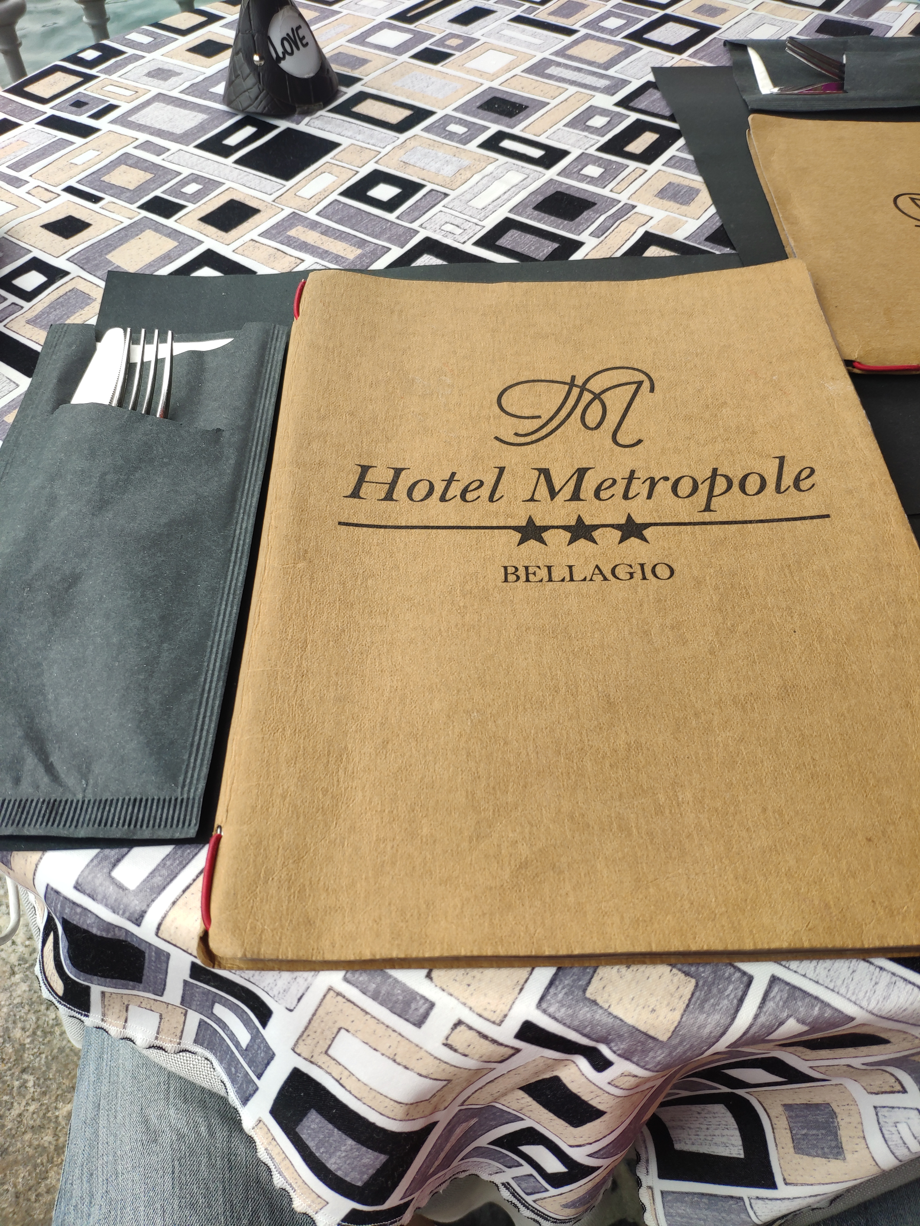 贝拉焦（Bellagio），意大利在左，瑞士在右，晨光熹微，岁月静好