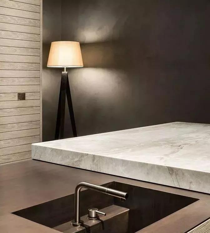 橱柜台面用大理石好还是石英石好,橱柜大理石台面宽度标准