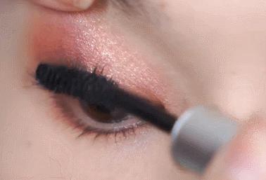 眼妆画完一会就脏掉了,眼妆一画就显得凶