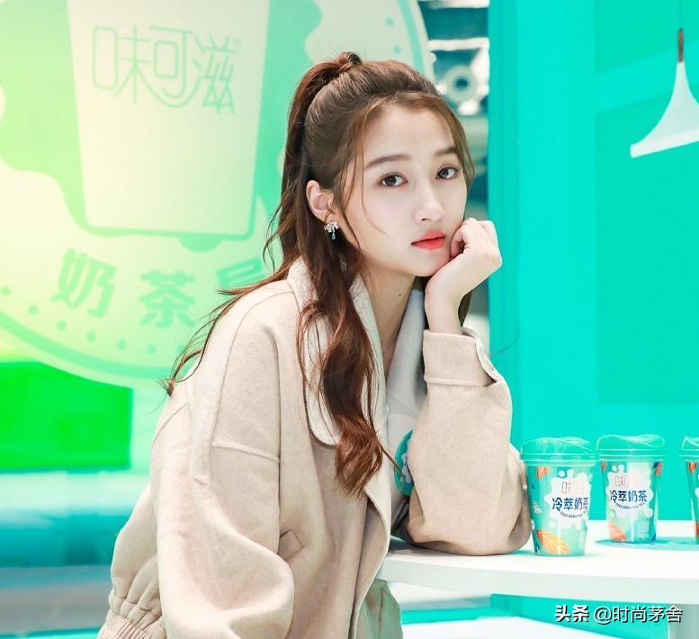 关晓彤安踏休闲鞋透气厚底增高,关晓彤穿安踏g6休闲老爹鞋