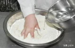 什么面粉蒸出来的馒头特别白,面粉看着白但和面就发黑怎么回事
