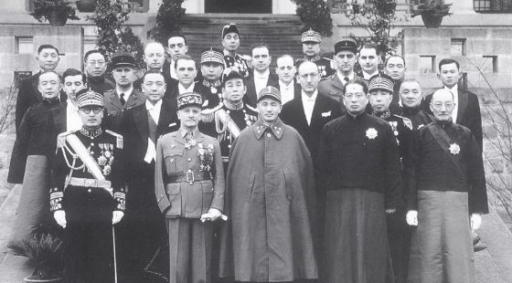 记者提问：老蒋回大陆，能担任什么职位？总理微微一笑说了五个字