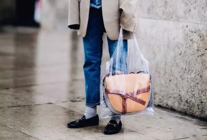 夏天什么颜色的包好看,pvc包流行吗