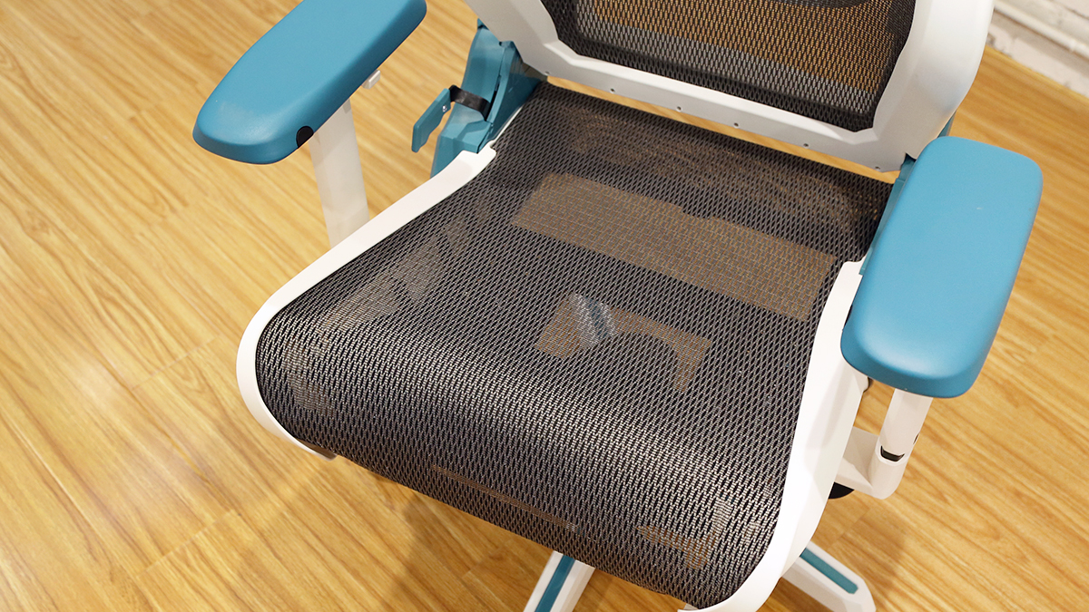 车顶太滑,不如找把好椅子坐着维权