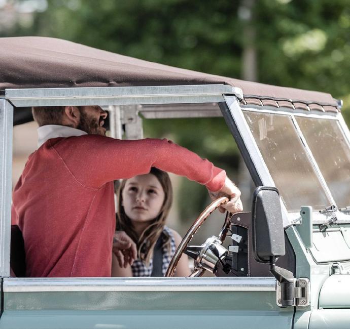 45岁贝克汉姆“秃了”!剪短发带小七公主逛街,地中海趋势太明显