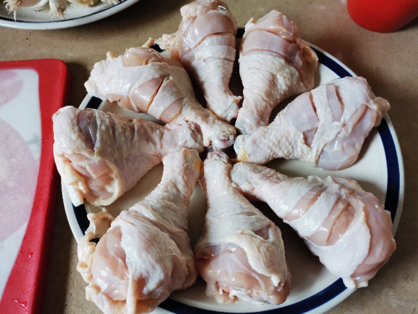 炸鸡腿怎么弄才能外焦里嫩,炸鸡腿如何避免里面没熟