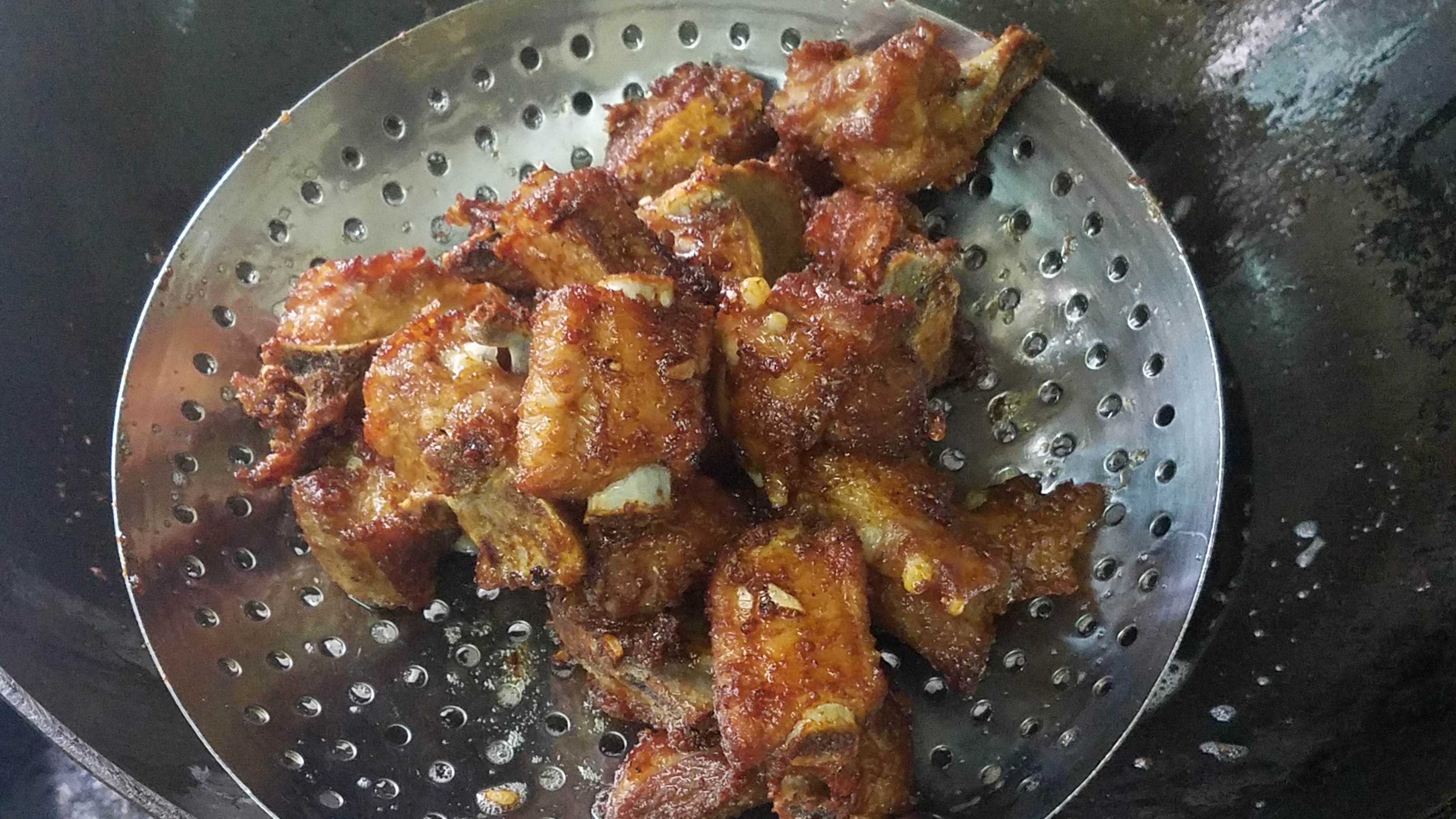 这才是椒盐排骨的家常做法，好吃又好看，味道超棒，2分钟学会