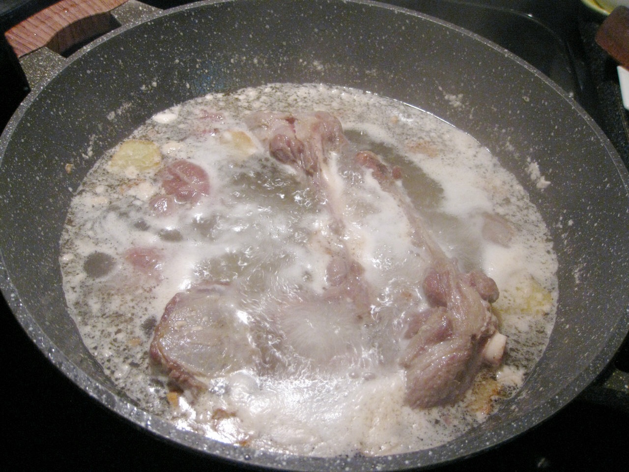 炖羊汤放什么料好喝,炖羊汤怎样汤白没膻味放什么大料