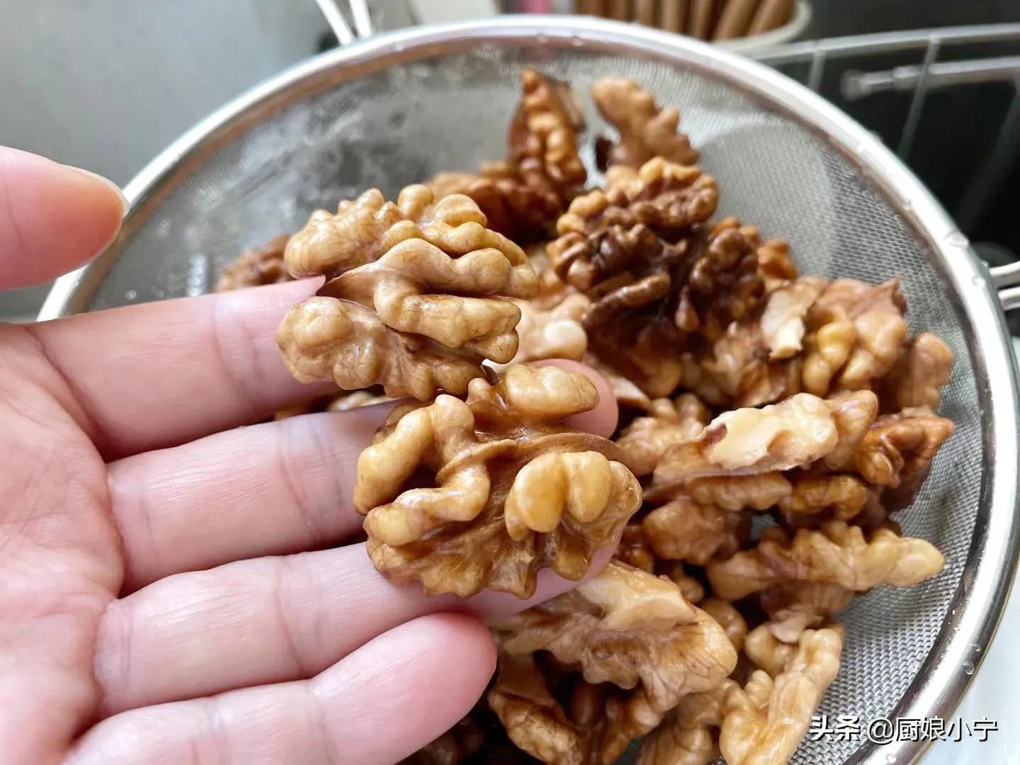 新核桃仁做琥珀核桃的家常做法,琥珀核桃仁怎么剥皮